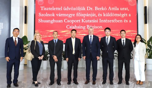 匈牙利亞斯-瑙吉孔-索爾諾克州州長(zhǎng)Dr. Berkó Attila一行蒞臨雙環(huán)傳動(dòng)參觀(guān)考察